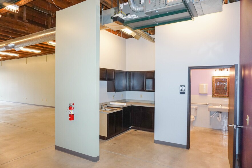 535 W Douglas Ave, Wichita, KS à louer - Photo du bâtiment - Image 2 de 9