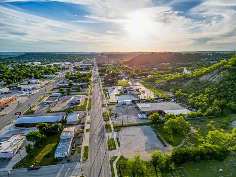 1207 E Hubbard St, Mineral Wells, TX à vendre - Vidéo sur l’inscription commerciale - Image 2 de 5