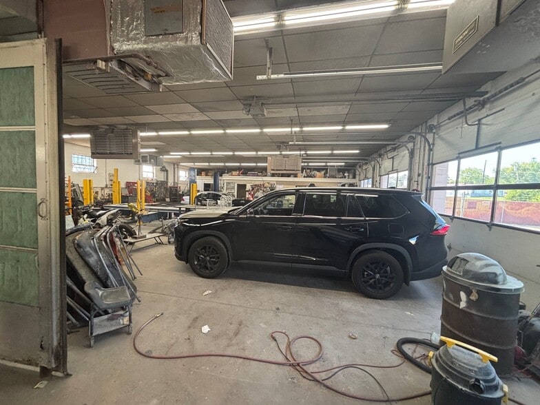 390 New State Rd, Manchester, CT for sale - Building Photo - Image 2 of 8