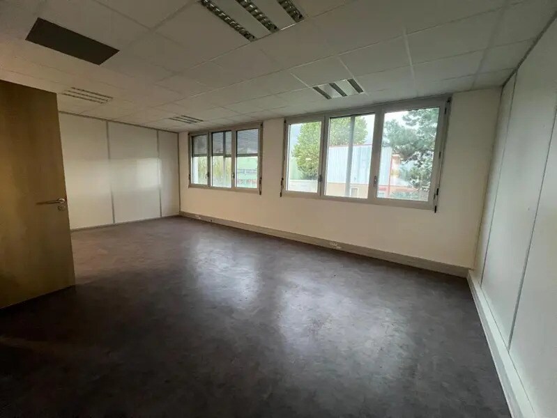 Office in Chassieu for lease Interior Photo- Image 1 of 3