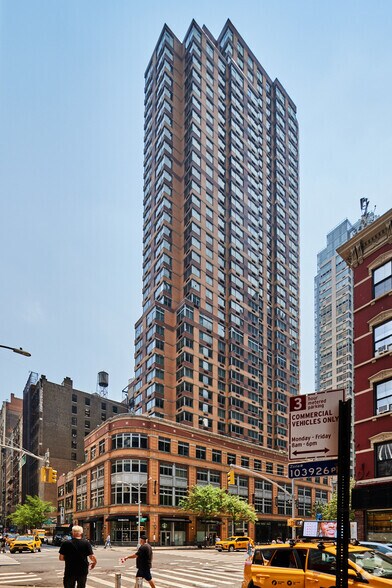 776 6th Ave, New York, NY for lease - Building Photo - Image 1 of 1