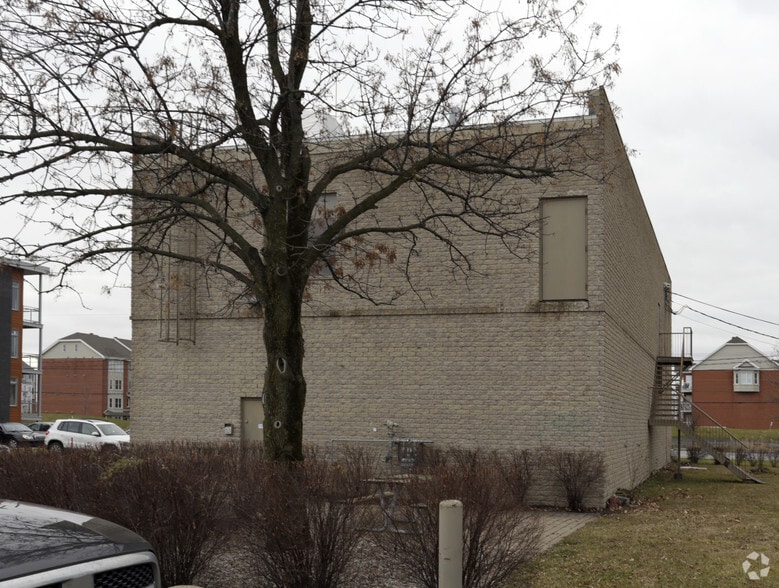 6950-6952 Blvd Grande-Allée, Brossard, QC à louer - Photo du bâtiment - Image 2 de 4