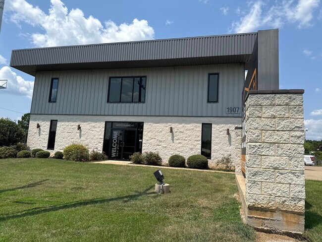 More details for 1907 E US Highway 80, White Oak, TX - Office for Sale