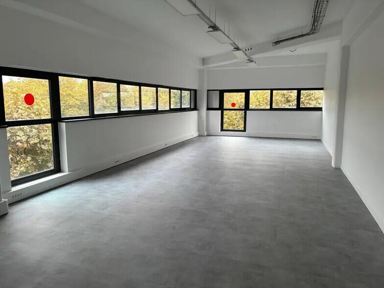 Office in Saint-Denis for lease - Building Photo - Image 1 of 8