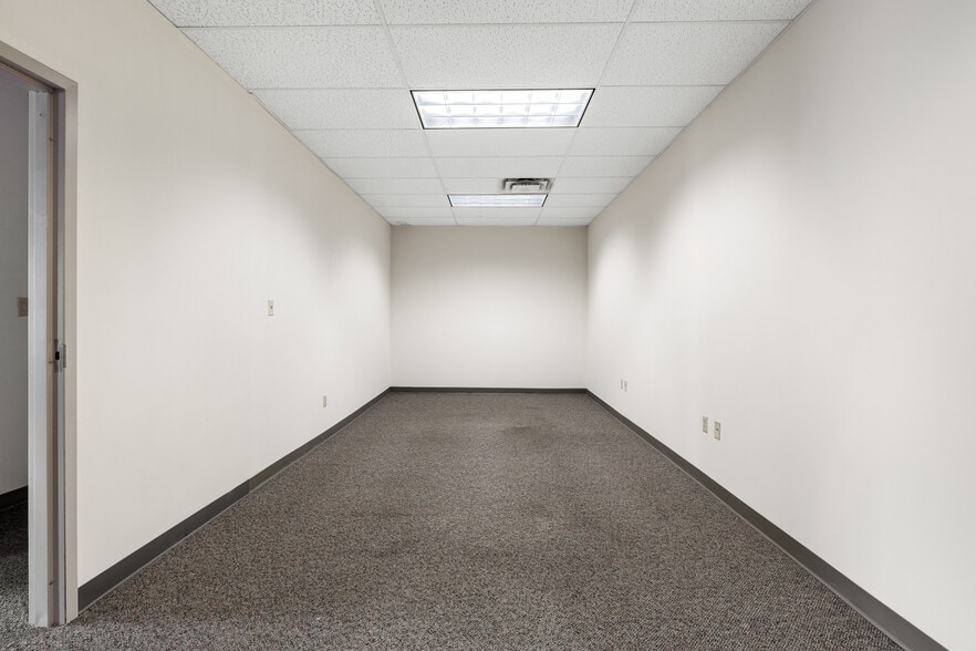724 N Illinois St, Indianapolis, IN for lease - Building Photo - Image 3 of 11