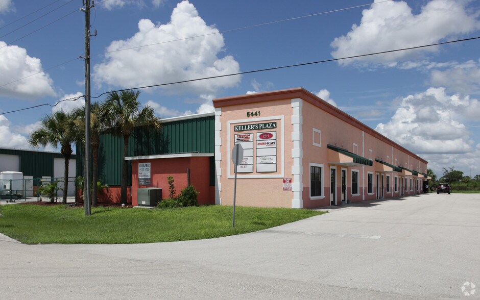 5441 Lee St, Lehigh Acres, FL à louer - Photo du bâtiment - Image 3 de 3