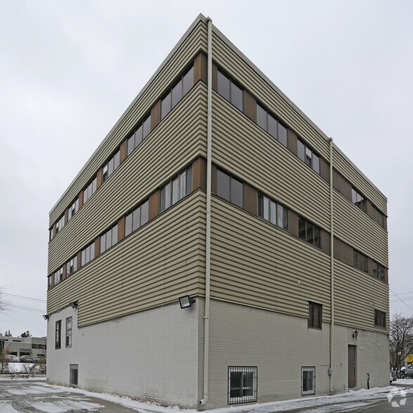 585 Queen St S, Kitchener, ON à vendre - Photo du bâtiment - Image 3 de 3