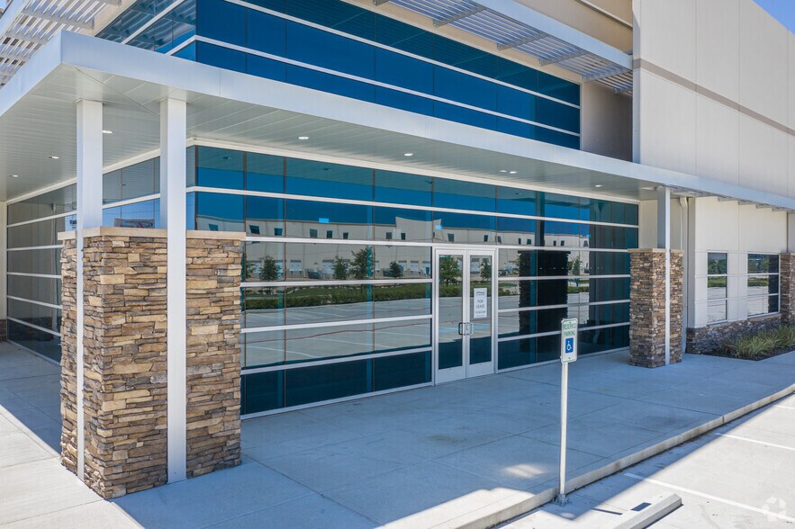 2032 Cypress Station Dr, Houston, TX à louer - Photo du bâtiment - Image 2 de 5