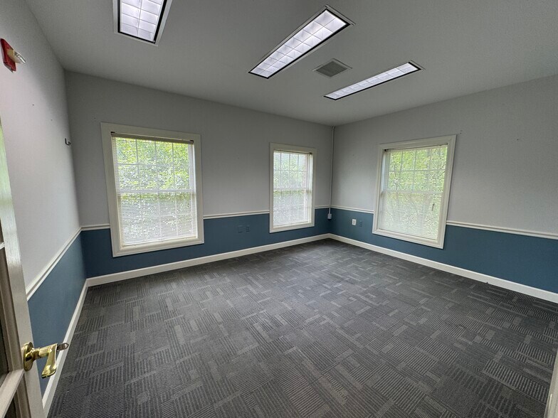 1049 MD-3, Gambrills, MD à louer - Photo du bâtiment - Image 3 de 27