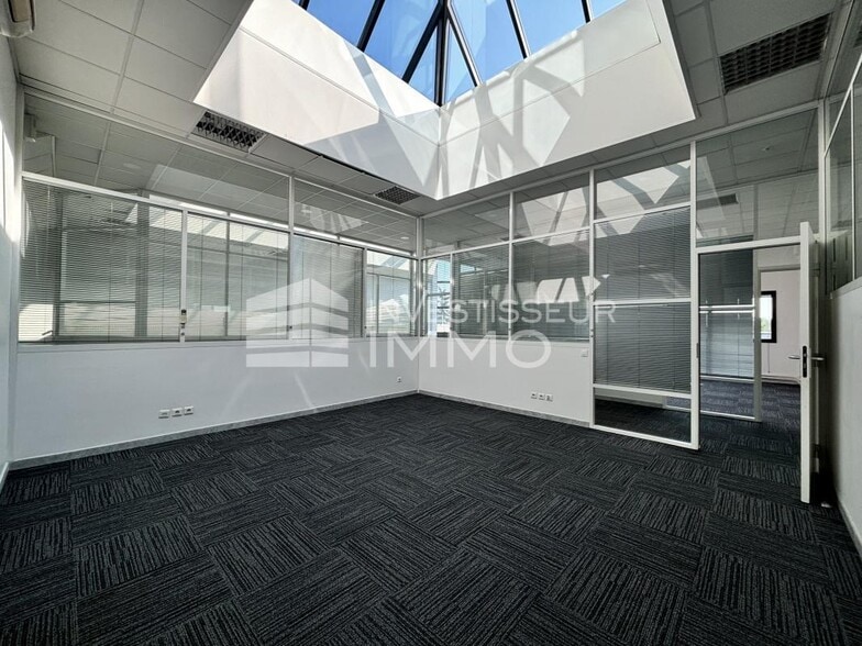 Flex in Champigny-sur-Marne for lease - Interior Photo - Image 2 of 15