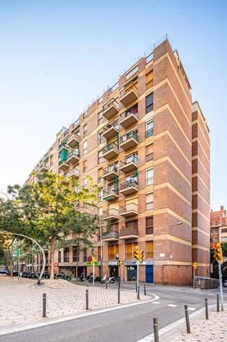 Plus de détails pour Multi-résidentiel à vendre