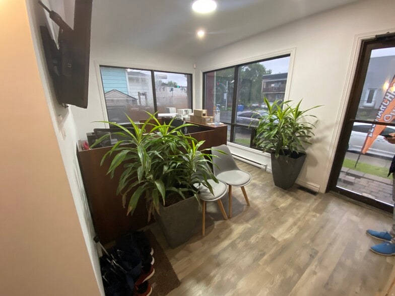 106 Rue Saint-Louis, Longueuil, QC for sale - Building Photo - Image 2 of 11