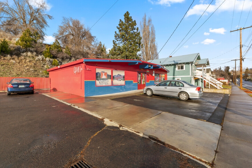 1414 Oregon Ave, Klamath Falls, OR à vendre - Photo du bâtiment - Image 3 de 41