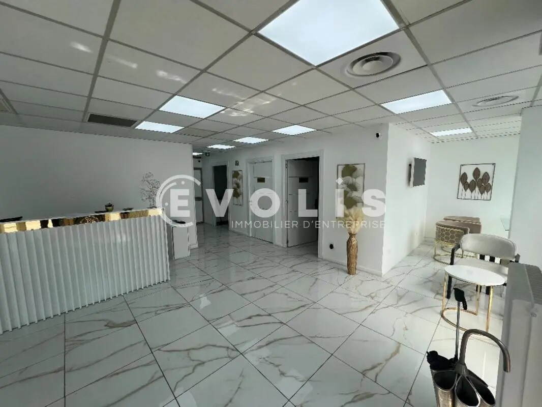 Retail in Saint-Maur-des-Fossés for lease Interior Photo- Image 1 of 10