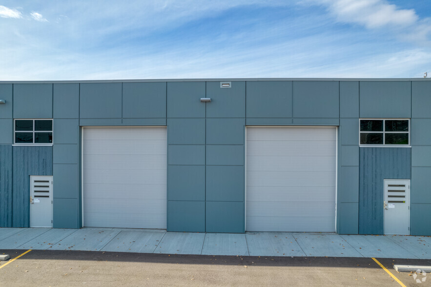 220 Manning Rd NE, Calgary, AB for sale - Building Photo - Image 3 of 7