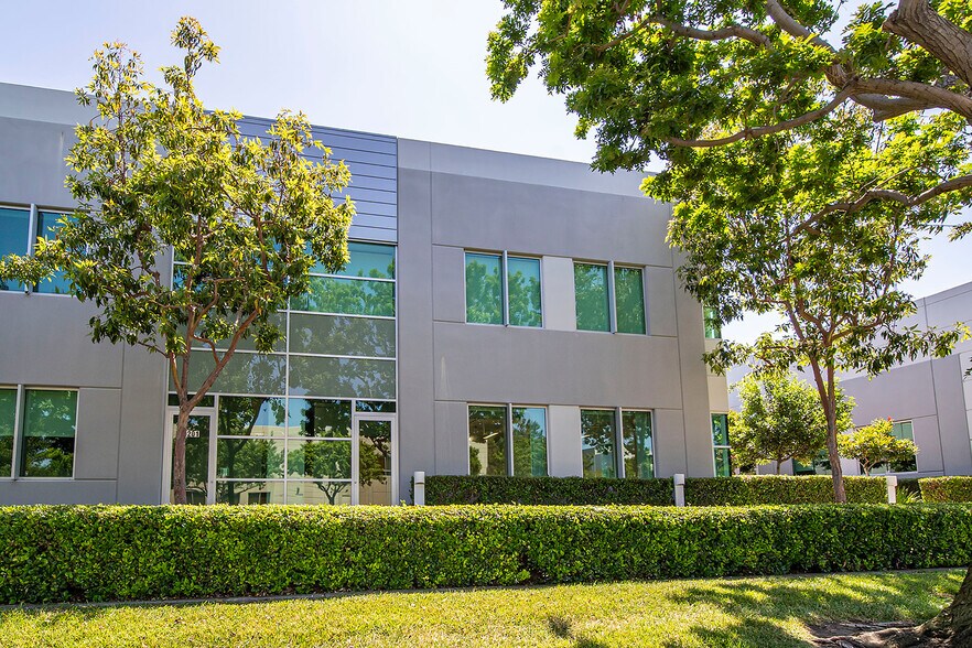 9205 Research Dr, Irvine, CA à vendre - Photo du bâtiment - Image 2 de 41