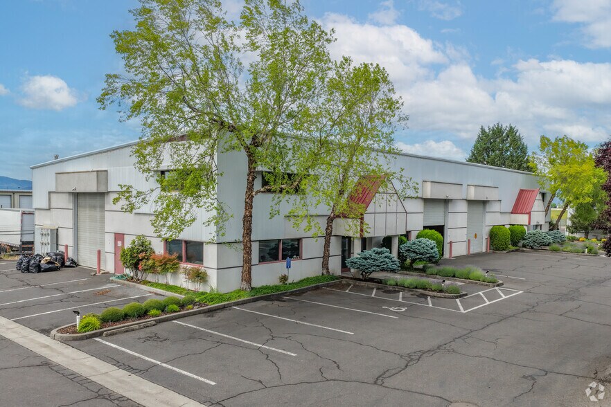5877 Crater Lake Hwy, Medford, OR for sale - Primary Photo - Image 1 of 3