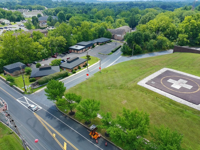 Medical Arts Complex - 1630 E High St portefeuille de 4 propriétés à vendre sur LoopNet.ca - Aérien - Image 3 de 6