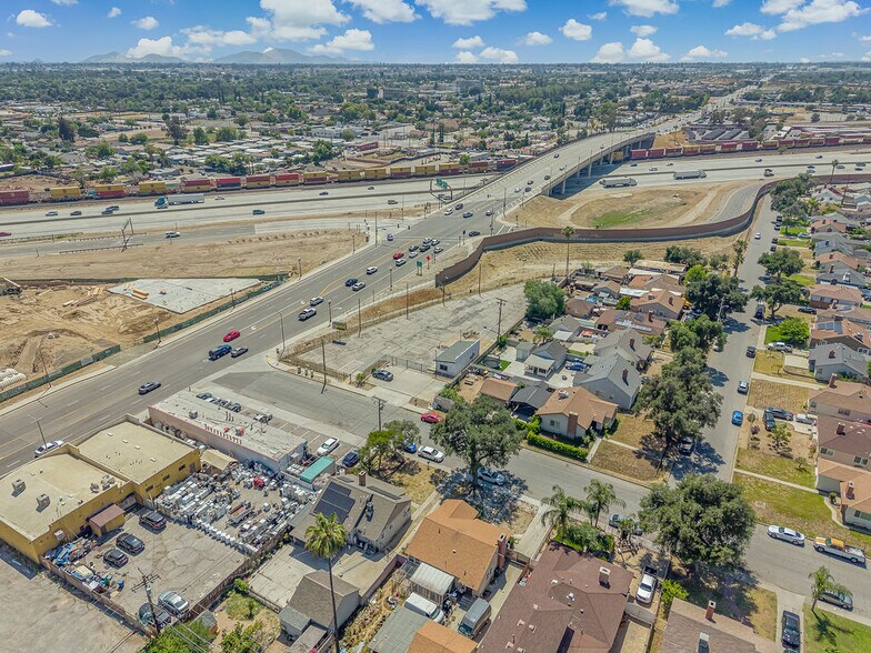 1208 W Highland Ave, San Bernardino, CA à louer - Photo du bâtiment - Image 3 de 25
