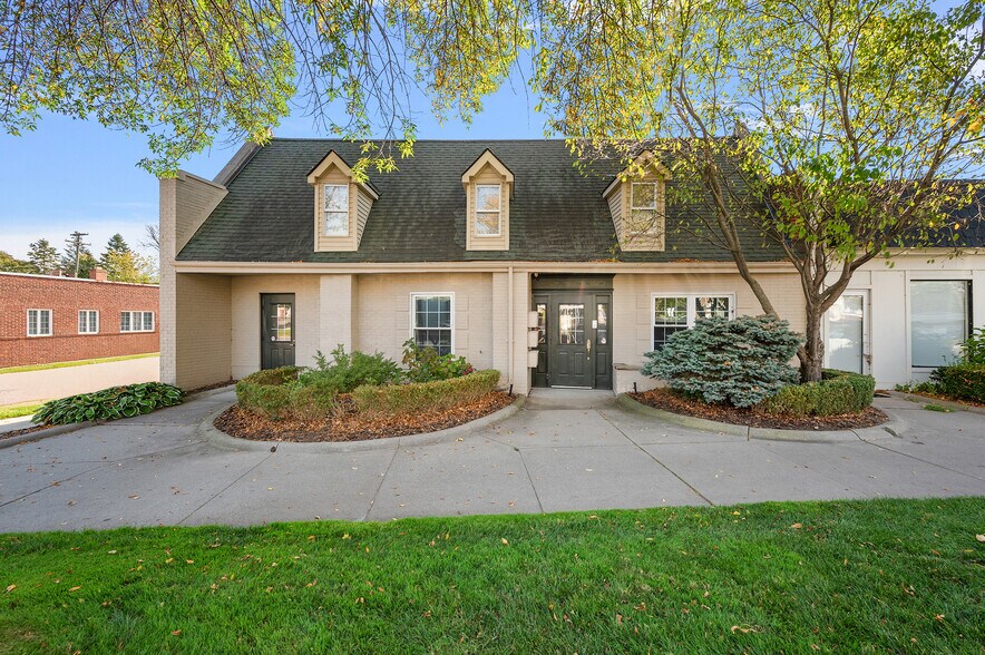 18536 Mack Ave, Grosse Pointe Farms, MI à louer - Photo du bâtiment - Image 1 de 5