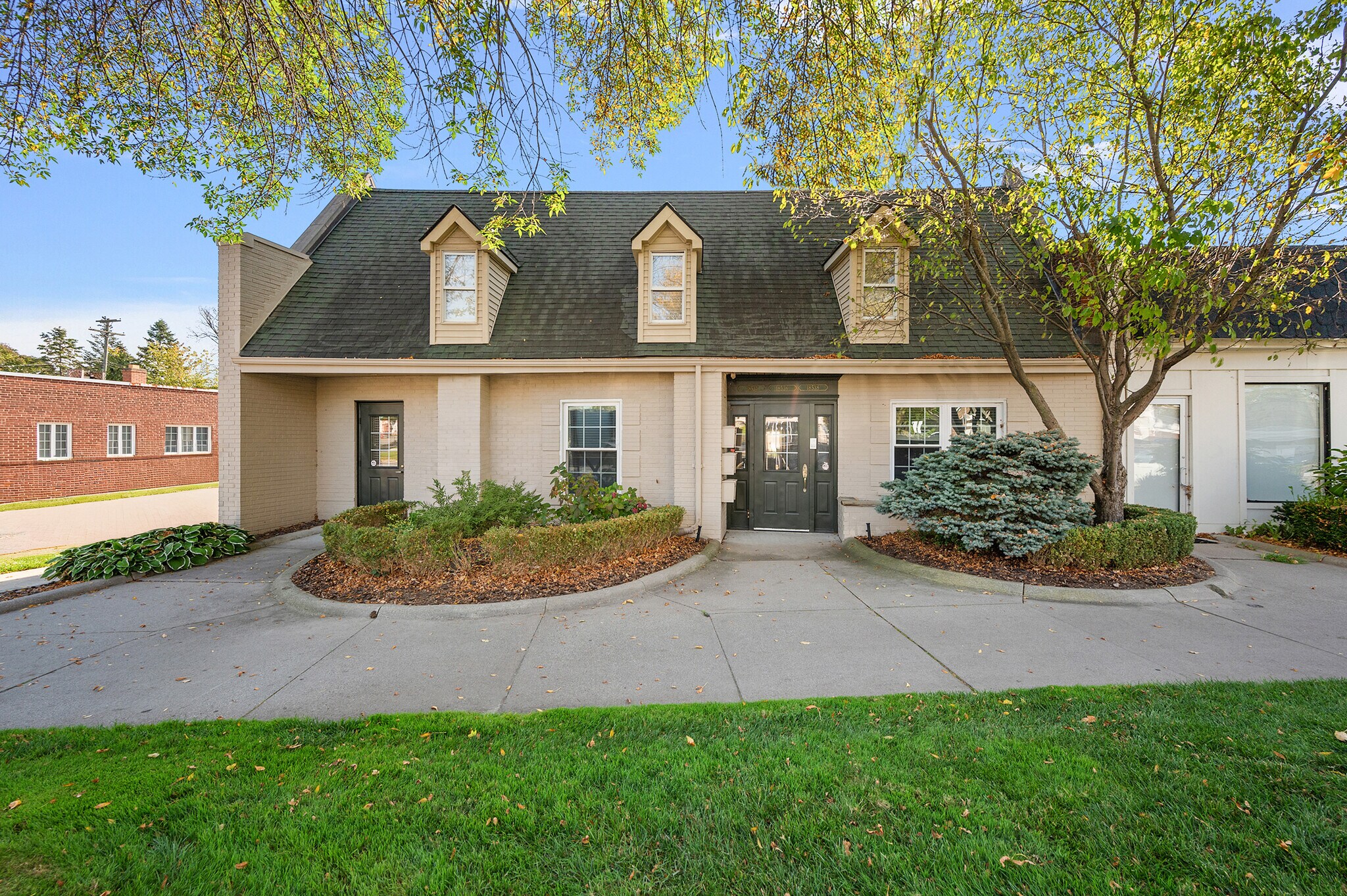 18536 Mack Ave, Grosse Pointe Farms, MI à louer Photo principale- Image 1 de 6