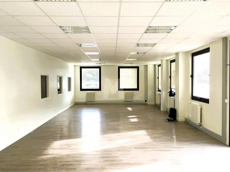 Flex in Lisses for lease - Interior Photo - Image 3 of 8