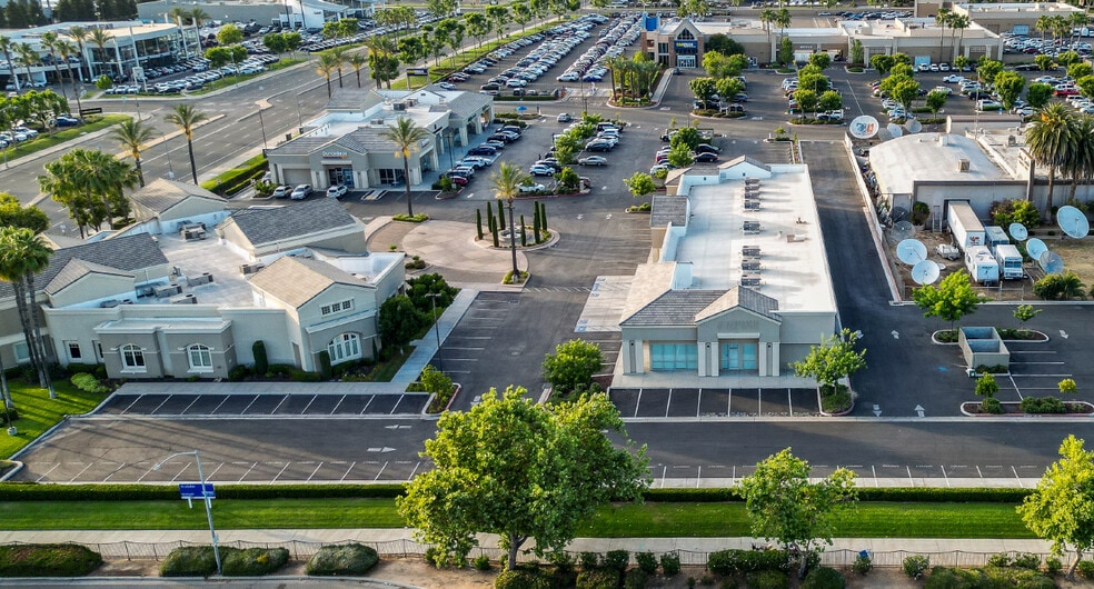 7010 N Palm Ave, Fresno, CA à louer - Photo du bâtiment - Image 2 de 6