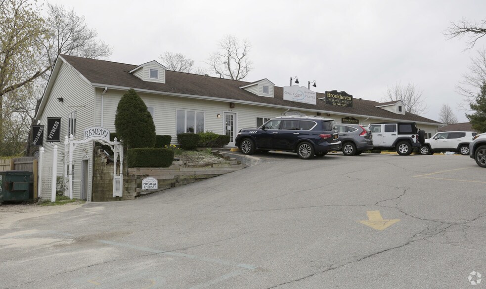 128 Old Town Rd, East Setauket, NY à louer - Photo principale - Image 1 de 16