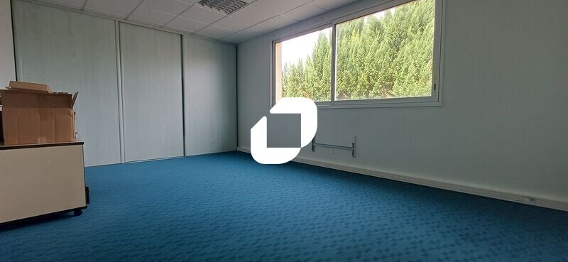 Flex in Ecquevilly for lease - Interior Photo - Image 2 of 11
