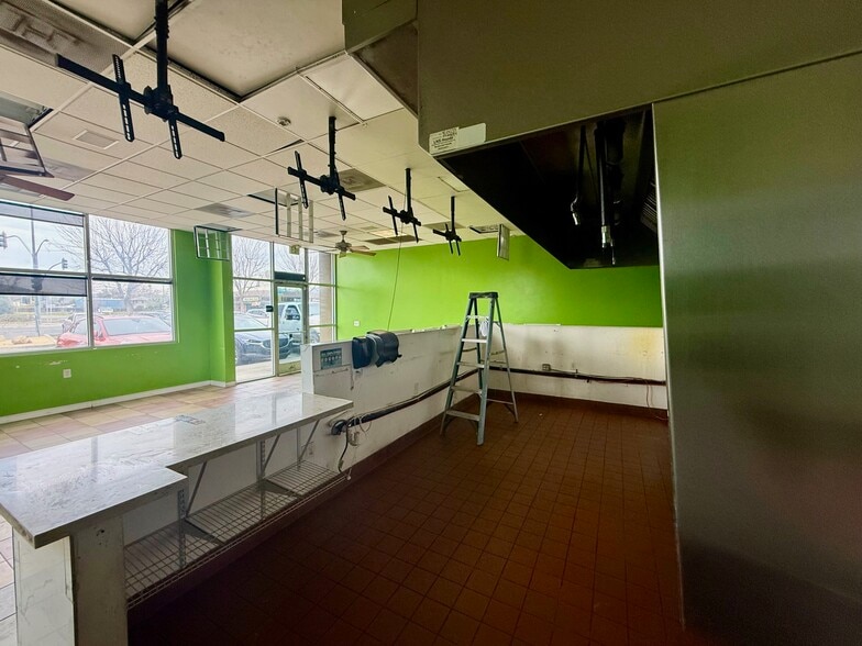 947 W Olive Ave, Porterville, CA for lease - Interior Photo - Image 3 of 12
