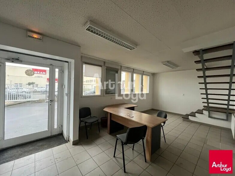 Flex in Rennes for lease - Interior Photo - Image 3 of 16