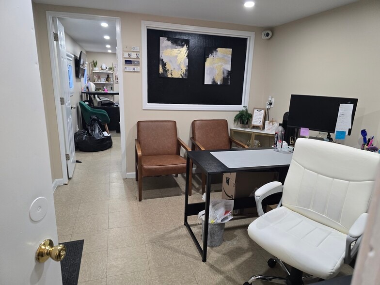 5901 Fresh Meadow Ln, Fresh Meadows, NY for lease - Building Photo - Image 3 of 6