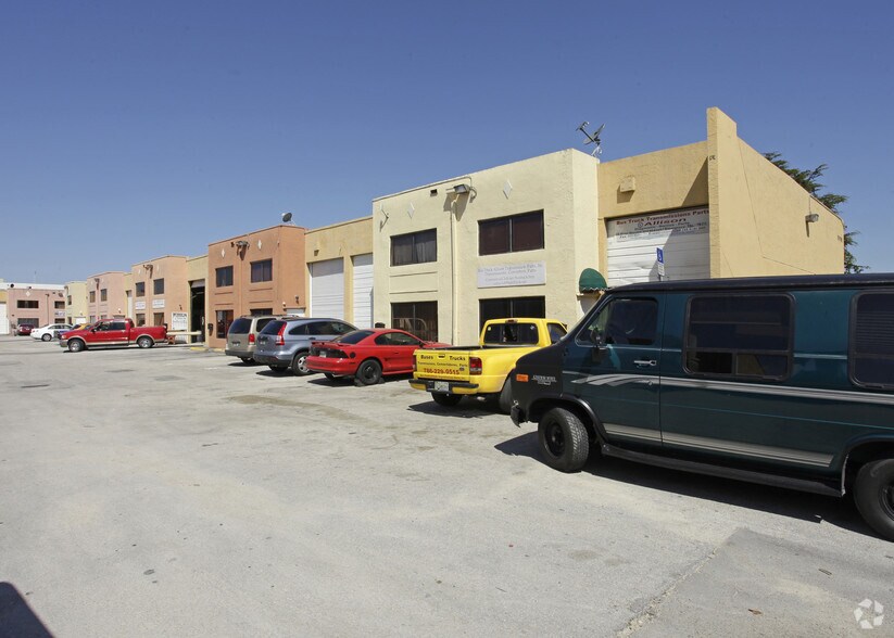 1670 W 39th Pl, Hialeah, FL à vendre - Photo du bâtiment - Image 2 de 2