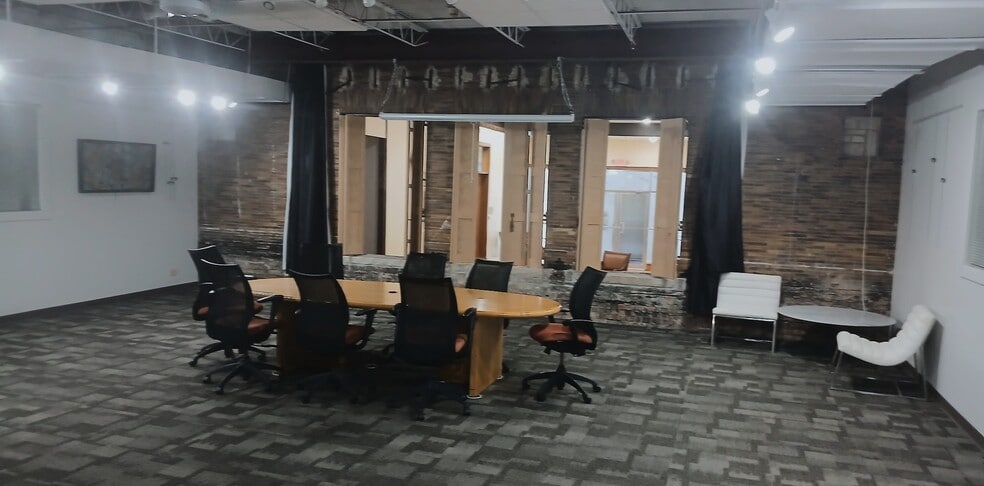 1 E Benton St, Aurora, IL for lease - Building Photo - Image 2 of 3