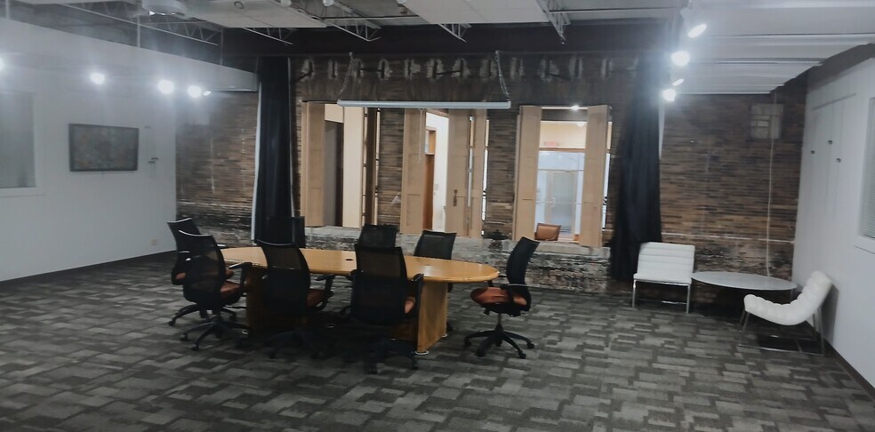 1 E Benton St, Aurora, IL à louer - Photo du bâtiment - Image 2 de 3
