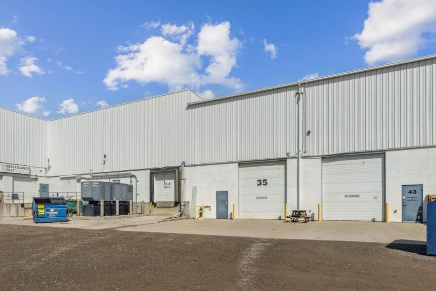 4511 Glenmore Trl SE, Calgary, AB à vendre - Photo du bâtiment - Image 3 de 11