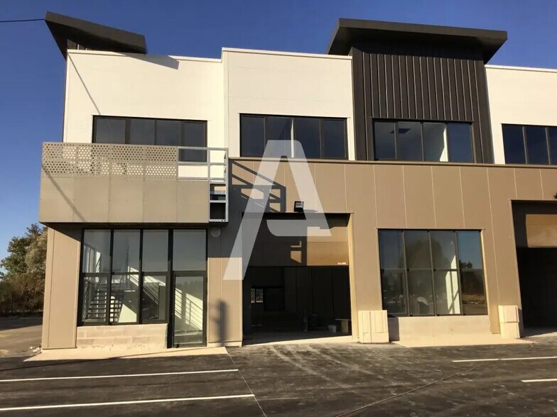 Flex in Saint-Pierre-du-Perray for sale - Building Photo - Image 1 of 8