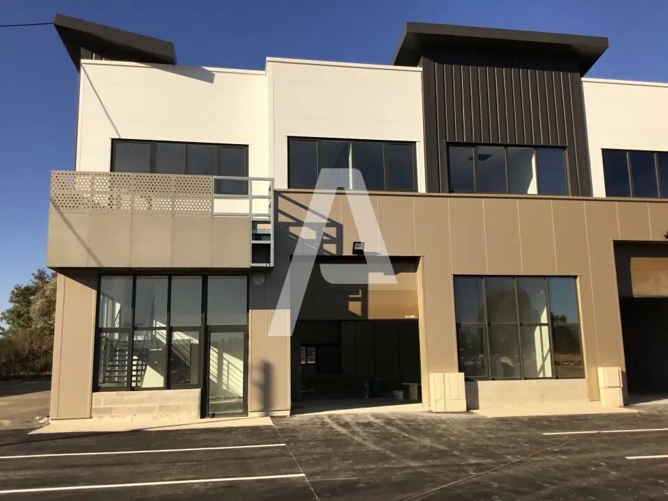 Flex in Saint-Pierre-du-Perray for sale Building Photo- Image 1 of 9