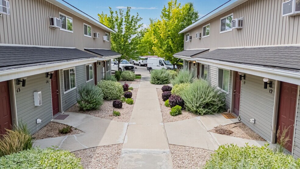 1617-1633 12th Ave Rd, Nampa, ID à vendre - Photo du bâtiment - Image 2 de 3