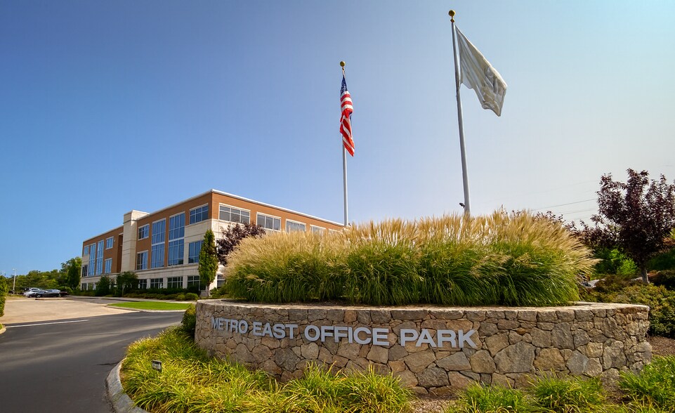 117 Metro Center Blvd, Warwick, RI à louer - Photo du bâtiment - Image 2 de 6