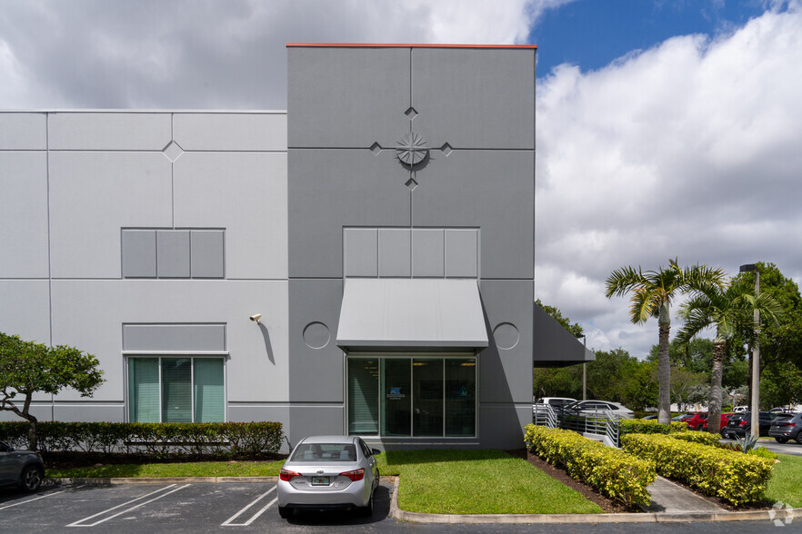 8815 NW 33rd St, Doral, FL for lease - Building Photo - Image 3 of 5