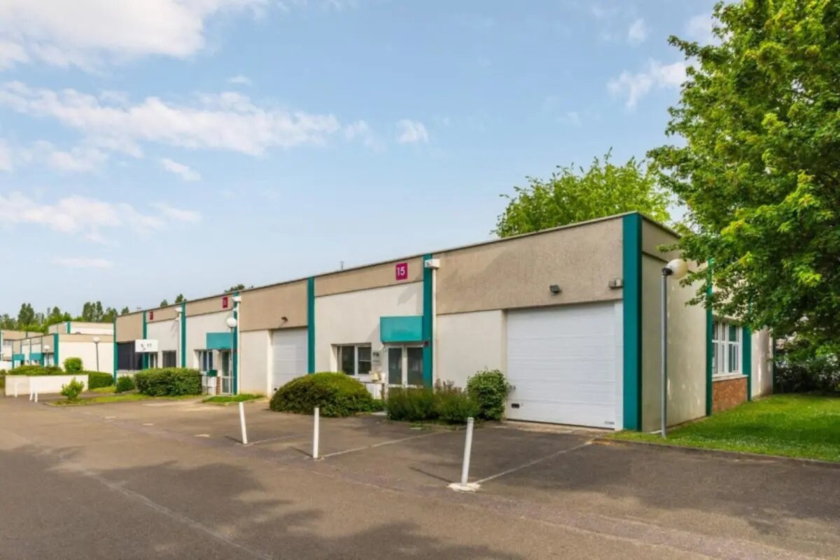 Flex in Trappes for lease Building Photo- Image 1 of 6