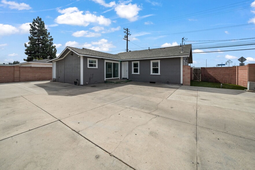 2283 N Batavia St, Orange, CA à vendre - Photo du bâtiment - Image 3 de 43