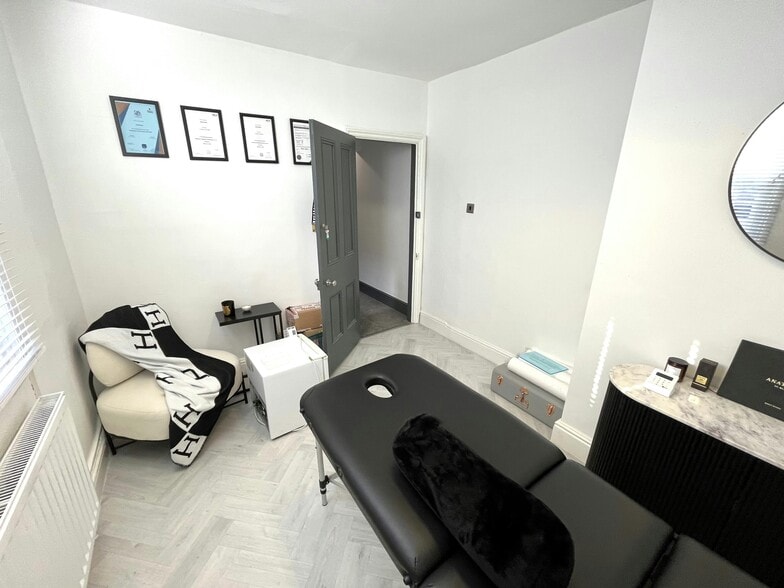 6 George St, Alderley Edge for lease - Building Photo - Image 3 of 7