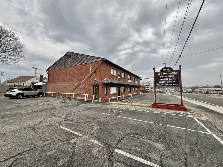 390 W Main Rd, Middletown, RI for lease - Building Photo - Image 1 of 9