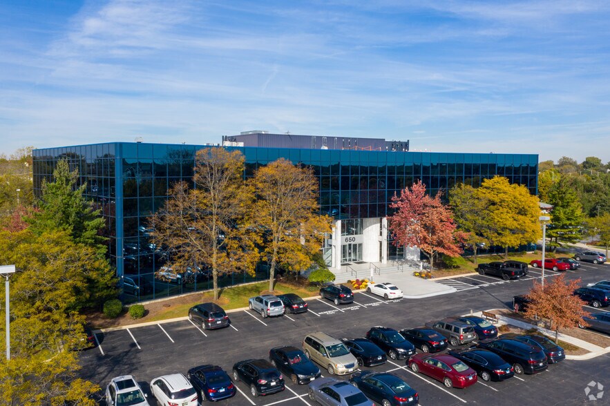 650 E Algonquin Rd, Schaumburg, IL à louer - Photo du bâtiment - Image 3 de 40