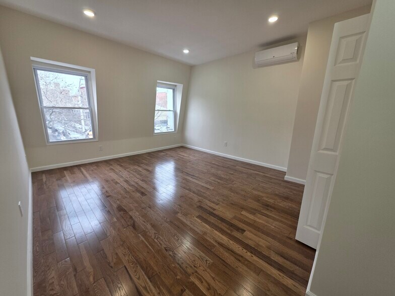 664 Bergen Ave, Jersey City, NJ à vendre - Photo du bâtiment - Image 2 de 11