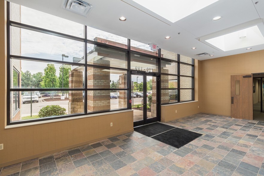 22710 Haggerty Rd, Farmington Hills, MI à louer - Photo intérieure - Image 3 de 12