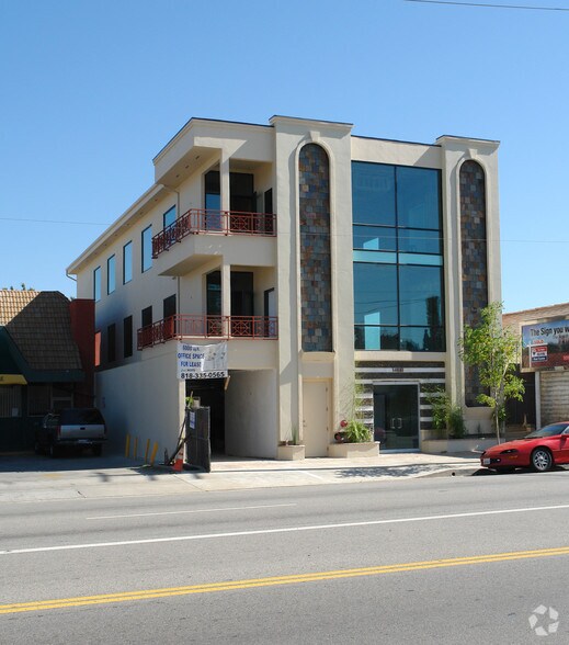 14051 Burbank Blvd, Van Nuys, CA à louer - Photo du bâtiment - Image 2 de 4