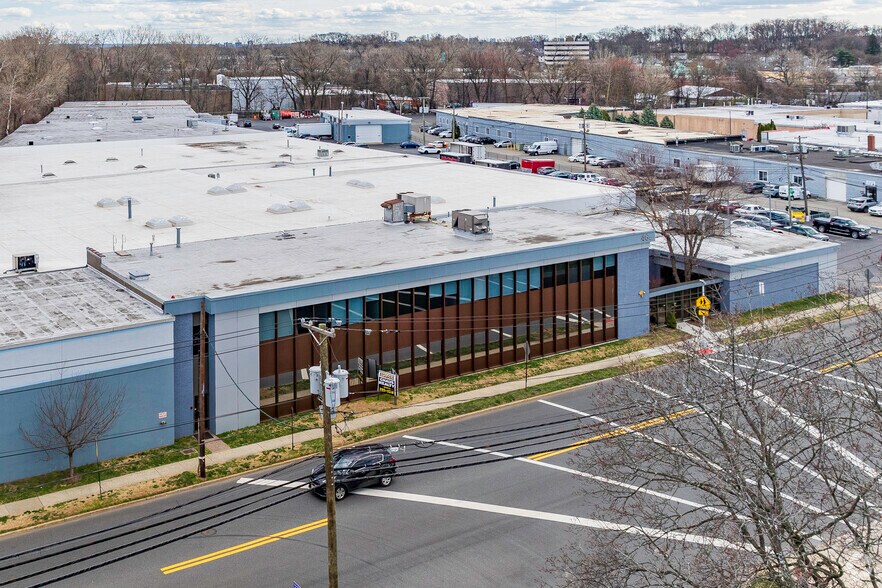 465 Mola Blvd, Elmwood Park, NJ à louer - Photo du bâtiment - Image 2 de 8